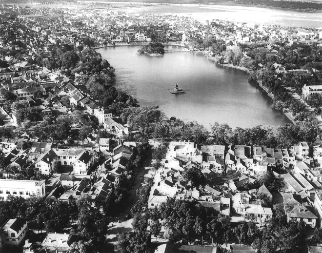 Le Petit Lac à Hanoï. En arrière plan le Pont Doumert. Photo prise en 1946 