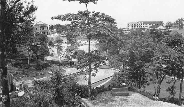 La piscine du TAM DAO. En arrière plan sur la droite l'Hôtel de la Cascade d'Argent.
